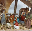 Christmas Crib: 4.5 inch nativity figures with medium stable