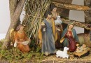 Christmas Crib: 4.5 inch nativity figures with medium stable