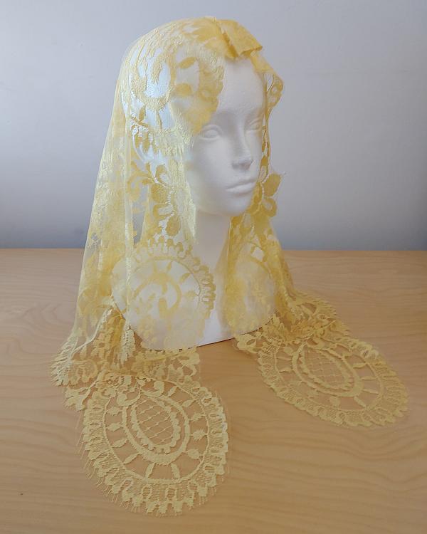 Spanish Floral Lace Mantilla - Gold