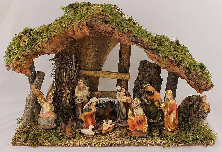 Christmas Crib: 3.5 inch nativity figures with medium stable